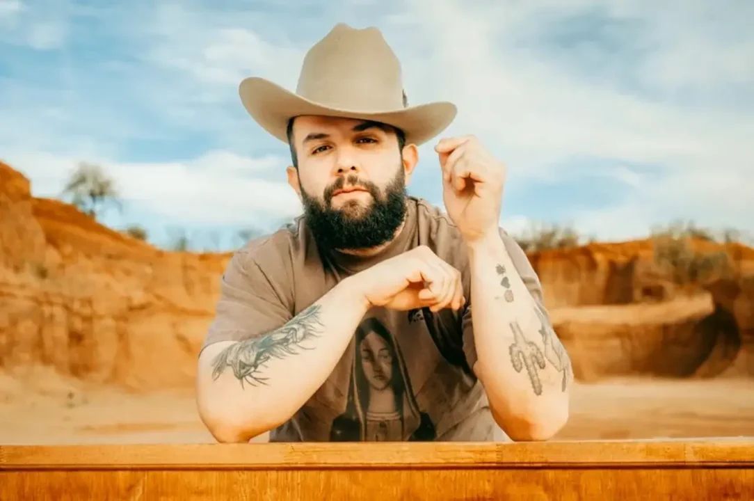 Carín León lidera las nominaciones a Premios Juventud 2026