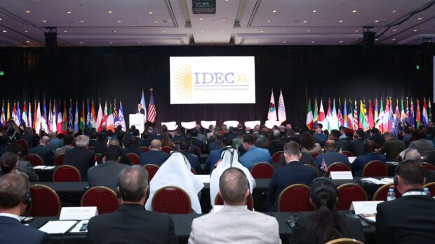 Derek Maltz destaca presencia de Harfuch en IDEC y cuestiona ausencia de México en 2023