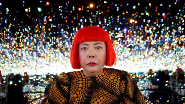 Muere Yayoi Kusama a los 97 años, la artista de los lunares infinitos