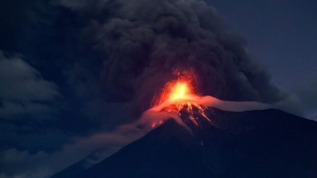 Volcán de Fuego reduce su actividad, pero Guatemala mantiene alerta