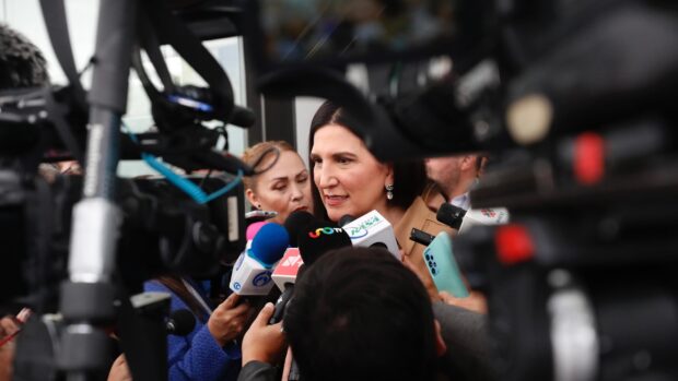 Kenia López pide que regreso de Rocha Moya no busque fuero