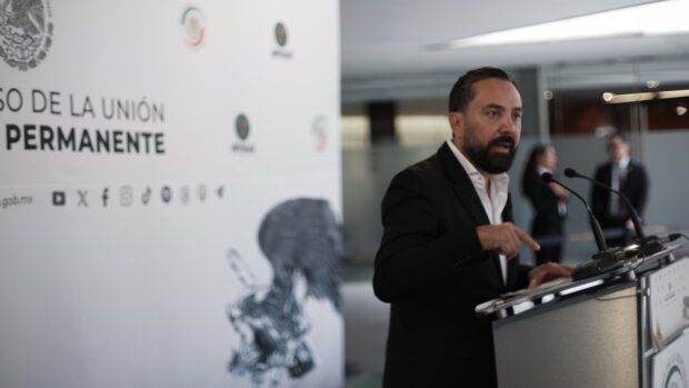 Arturo Ávila acusa uso político de alcaldías en foros conservadores