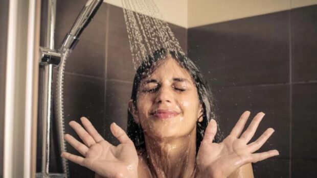 ¿Es mejor bañarse por la mañana o por la noche? Esto dicen los dermatólogos