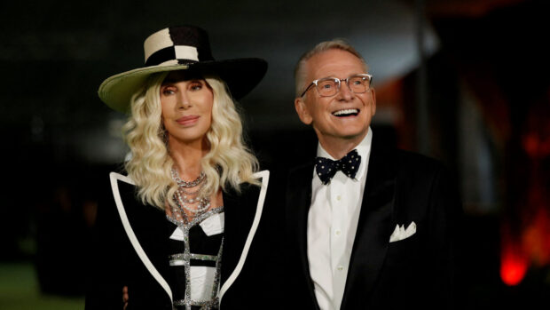 Muere Bob Mackie, el diseñador que convirtió a Cher y otras divas en íconos de la moda