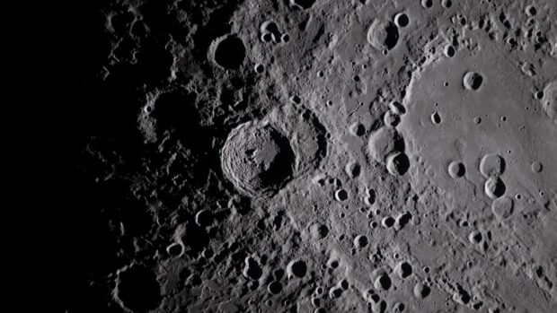 La NASA descubre un cráter recién formado en la Luna: un fenómeno que ocurre una vez por siglo