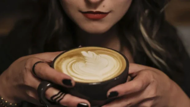 ¿Por qué a algunas personas el café no les quita el sueño? La ciencia explica qué pasa con la cafeína