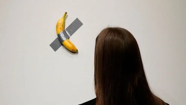 La historia detrás de la polémica banana de Maurizio Cattelan: por qué ‘Comedian’ no es tan radical como parece