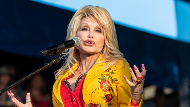 La disputa por la herencia de Dolly Parton llega a los tribunales: su sobrino enfrenta una orden de restricción