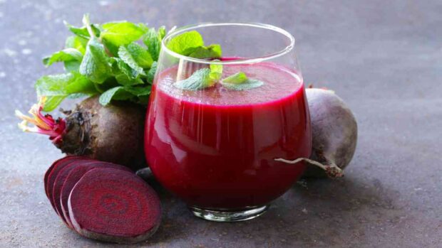 Jugo de betabel: el hábito diario que podría ayudar a bajar la presión arterial en adultos mayores